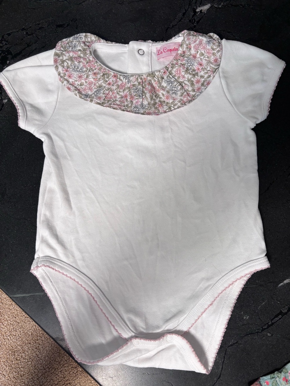 La Coqueta 12M bodysuit with pink floral collar